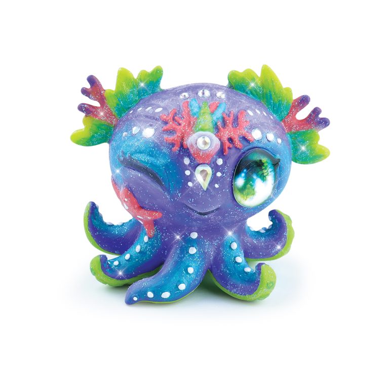 Figurka do malowania z Agathą to fioletowa ośmiornica z ośmioma turkusowymi mackami, błyszczącymi oczami, dekoracją przypominającą koralowiec, zabawnymi białymi kropkami i zalotnym, mrugającym wyrazem twarzy.