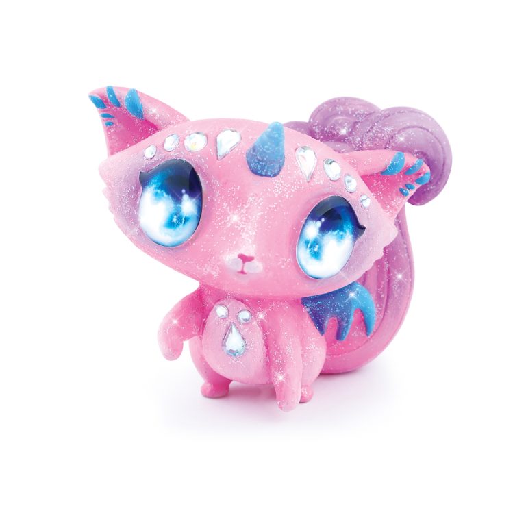 Figurka do malowania z Agathą to mała figurka fantastycznej istoty o różowym, brokatowym futerku, dużych niebieskich oczach, fioletowym ogonie, niebieskich akcentach i kryształowych znakach. Białe tło.