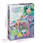 Album do scrapbookingu z Marinią i dodatkami przedstawia Marinię i żywe, kapryśne postacie na kolorowym pudełku z planszami i materiałami. Idealny do scrapbookingu. Wymiary: 20,32 x 15,88 x 3,81 cm.