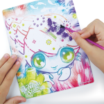 Dziecko nakłada różowym pędzelkiem fioletowy brokat na błyszczący arkusz z serii "Album do scrapbookingu z Marinią i dodatkami", przedstawiający żywe podwodne rośliny i morskie stworzenia, idealny do kreatywnych projektów scrapbookingowych.