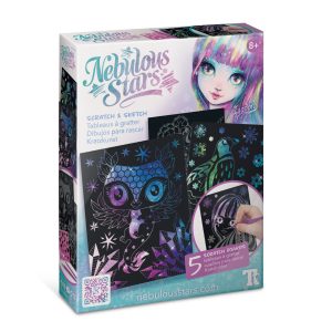 Pudełko z zestawem artystycznym "Zdrapywanki z rysikiem, szablonami i Isadorą" dla dzieci w wieku 8+, przedstawiającym kolorową dziewczynkę z tęczowymi włosami. Zawiera rysik, szablony i 5 tablic do zdrapywania, aby odsłonić błyszczące wzory, takie jak sowa.