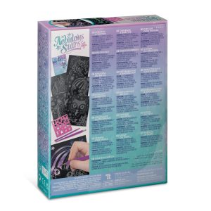 Zdjęcie przedstawia tył pudełka zestawu "Zdrapywanki z rysikiem, szablonami i Isadorą" z niebiesko-fioletowym gradientem, informacjami o produkcie w różnych językach oraz zdjęciami zdrapywanek z kosmicznymi wzorami i ręką używającą rysika.