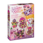 Witraż na okno, zestaw do malowania z Hazelią to zestaw rzemieślniczy dla dzieci w wieku 7+ z Hazelią i trzema fantazyjnymi zawieszkami na okno (sowa, motyl, kot) do ozdobienia. Zawiera kolorowe ilustracje i trójjęzyczne instrukcje.