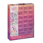 Zdjęcie przedstawia tył pudełka Witraż na okno, zestaw do malowania z Hazelią z zawartością wymienioną w kilku językach na różowym i fioletowym tle, a także zdjęcia rysunków, pojemników z farbą, naklejek i materiałów do malowania okien.