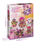 Tętniące życiem pudełko Witraż na okno, zestaw do malowania z Hazelią z postaciami Hazelii, zwierząt i motyli oraz różowymi i fioletowymi akcentami. Stwórz własną grafikę okienną w trzech uroczych wzorach dzięki temu kolorowemu zestawowi do malowania.