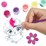 Ręka maluje pędzlem różowy liść na wielkookim zwierzęciu z kreskówki Witraż na okno, zestaw do malowania z Hazelią. Powyżej znajduje się sześć otwartych pojemników z farbą, a obok postaci stoi gotowy różowo-fioletowy kwiat.