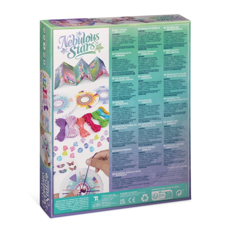 Tył pudełka Zestaw do robienia bransoletek przyjaźni z Coralią przedstawia kolorowe nici, koraliki, instrukcję i gotowe bransoletki na pastelowym gradientowym tle ze szczegółami produktu w wielu językach.