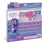 Zdjęcie przedstawia tył zestawu artystycznego "Szkicownik z Firiazem i Daliazem, kredkami, szablonami i naklejkami", przedstawiającego magiczną dziewczynę, jednorożca i błyskotki, z zawartością zestawu wymienioną w kilku językach oraz ikonami strony internetowej i społecznościowymi.