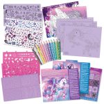 Zestaw artystyczny "Szkicownik z Firiazem i Daliazem, kredkami, szablonami i naklejkami" zawiera fioletowe i różowe szablony fantasy, błyszczące kredki, naklejki, broszury z instrukcjami oraz arkusze z rysunkami jednorożców i wróżek na białym tle.