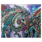 Doświadcz żywej kreatywności dzięki "Szkicownikowi z Firiazem i Daliazem, kredkami, szablonami i naklejkami" - przedstawiającemu szczegółową, kolorową grafikę koni na gwiaździstym fioletowo-niebieskim tle, ozdobioną wzorami, piórami, kwiatami i kształtami przypominającymi klejnoty.