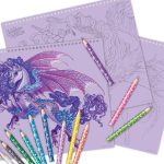 Trzy kolorowanki o tematyce fantasy przedstawiające fioletowego smoka leżącego na lawendowej powierzchni, otoczonego kredkami, szkicownikiem z Firiazem i Daliazem, szablonami i naklejkami - niektóre kredki służą do pokolorowania części smoka.