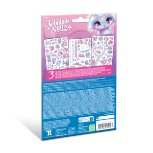 Tył opakowania Tatuaże z Hazelią - 3 rodzaje przedstawia trzy żywe arkusze naklejek z niebiańskimi i zwierzęcymi wzorami, dużą ilustrację Hazelii z dużymi fioletowymi oczami oraz wielojęzyczne informacje o produkcie na białym i fioletowym tle.