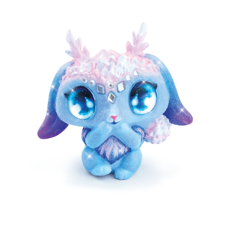 Figurka do malowania z Agathą przedstawia małą, niebieską fantastyczną postać z dużymi błyszczącymi oczami, długimi uszami z fioletowymi końcówkami, różowymi kryształowymi porożami, ozdobami na czole i puszystym ogonem.