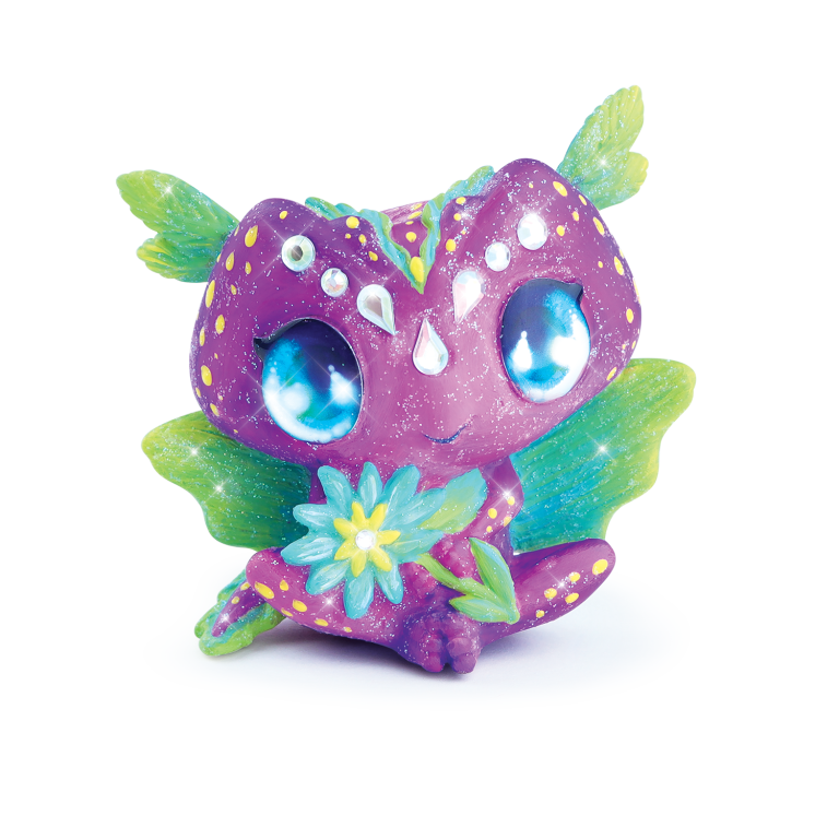 Figurka do malowania z Agathą ma duże niebieskie oczy, fioletową błyszczącą skórę, zielono-żółte skrzydła, uszy przypominające liście, białe rysy twarzy i trzyma niebiesko-żółty kwiat. Jej przyjazny wygląd wyróżnia się na białym tle.