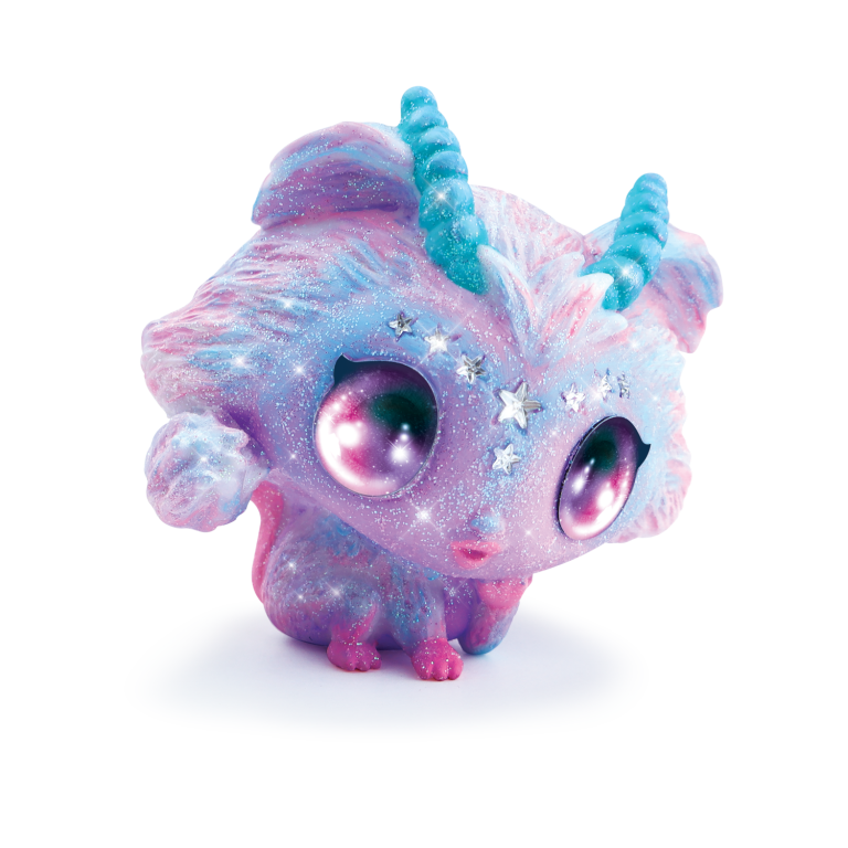 Figurka do malowania z Agathą to mała figurka fantastycznego stworzenia z dużymi błyszczącymi oczami, niebieskim i różowym błyszczącym futrem, niebieskimi rogami, srebrnymi gwiazdkami na czole i jedną łapą uniesioną, aby inspirować kreatywność.
