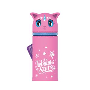 Różowy zamek błyskawiczny "Piórnik szkolny stojący tuba ze Stellą" w kształcie kota z niebieskimi oczami, rogiem jednorożca, kocimi uszami i białymi gwiazdami. Nadruk "Nebulous Stars" znajduje się z przodu, a fioletowa przywieszka jest częściowo widoczna po lewej stronie.