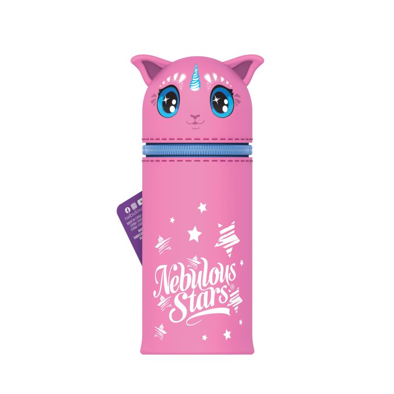 Różowy zamek błyskawiczny "Piórnik szkolny stojący tuba ze Stellą" w kształcie kota z niebieskimi oczami, rogiem jednorożca, kocimi uszami i białymi gwiazdami. Nadruk "Nebulous Stars" znajduje się z przodu, a fioletowa przywieszka jest częściowo widoczna po lewej stronie.