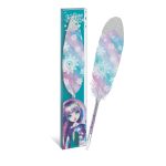 Długopis z kolorowym piórkiem - Isadora Nebulous Stars to pastelowy niebiesko-różowy długopis w kształcie piórka z białymi płatkami śniegu i srebrną brokatową końcówką, w opakowaniu Nebulous Stars z kolorową dziewczynką i napisem "Nebulous Notes" na górze.