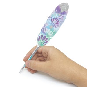 Ręka trzyma Długopis z kolorowym piórkiem - Isadora Nebulous Stars, z turkusowym, fioletowym i srebrnym piórem z białymi wzorami lotosu, przezroczystą lufą, srebrną końcówką i błyszczącymi akcentami dla kapryśnego, artystycznego wyglądu.