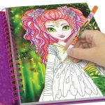 Ręka koloruje książkę fantasy, cieniując sukienkę dziewczynki za pomocą Komplet długopisów żelowych w neonowych kolorach. Dziewczynka ma duże zielone oczy, czerwone i fioletowe włosy z kwiatami, szczegółowe tło, a książka jest oprawiona w różową spiralę.