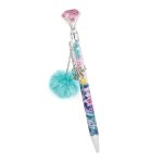 Długopis z kryształem, charmsami i Nebulią to ozdobny długopis z anime grafiką, różowym kryształem na górze, srebrnymi charmsami i puszystym turkusowym brelokiem. Na obudowie kolorowa ilustracja niebieskowłosej dziewczyny i zwierzaka.