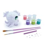 Figurka do malowania z Agathą przedstawia białą, niepomalowaną ośmiornicę z wyrostkami przypominającymi poroże i zielonym okiem, której towarzyszy pięć pastelowych pojemników z farbą, dwa pędzle, fioletowe narzędzie i małe plastikowe klejnoty.