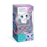 Zestaw Figurka do malowania z Agathą (dla dzieci w wieku od 7 lat) zawiera figurkę białego kota z niebieskimi oczami, sześć pojemników z farbami i pędzel, a wszystko to zapakowane w pudełko z fioletowo-niebieskimi akcentami.