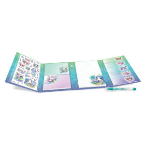 Otwarte Notatki z długopisem żelowym i kartkami samoprzylepnymi z Nenuphią zawierają naklejki z motywem sowy, notatniki, kartkę w linie, pastelowe karteczki samoprzylepne i pasujący długopis żelowy z niebieskim tuszem - wszystko w kapryśnym stylu.