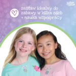 Dwie uśmiechnięte dziewczyny w pastelowych koszulkach pokazują swoje naszyjniki przyjaźni wykonane z Kreatywnego zestawu do tworzenia naszyjników przyjaźni dla dzieci, pozując razem na fioletowo białym tle z polskim tekstem o pracy zespołowej i zabawie
