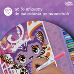 Ręka dziecka koloruje Kreatywną kolorowankę z flamastrami Mystery Koloruj po numerach z fioletowym fantastycznym stworzeniem i dużymi oczami, otoczona przyborami plastycznymi Polski tekst mówi: aż 36 arkuszy do malowania po numerach