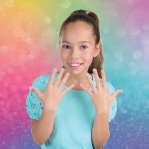 Dziewczyna na tęczowym tle pokazująca swoje paznokcie u dłoni z naklejkami